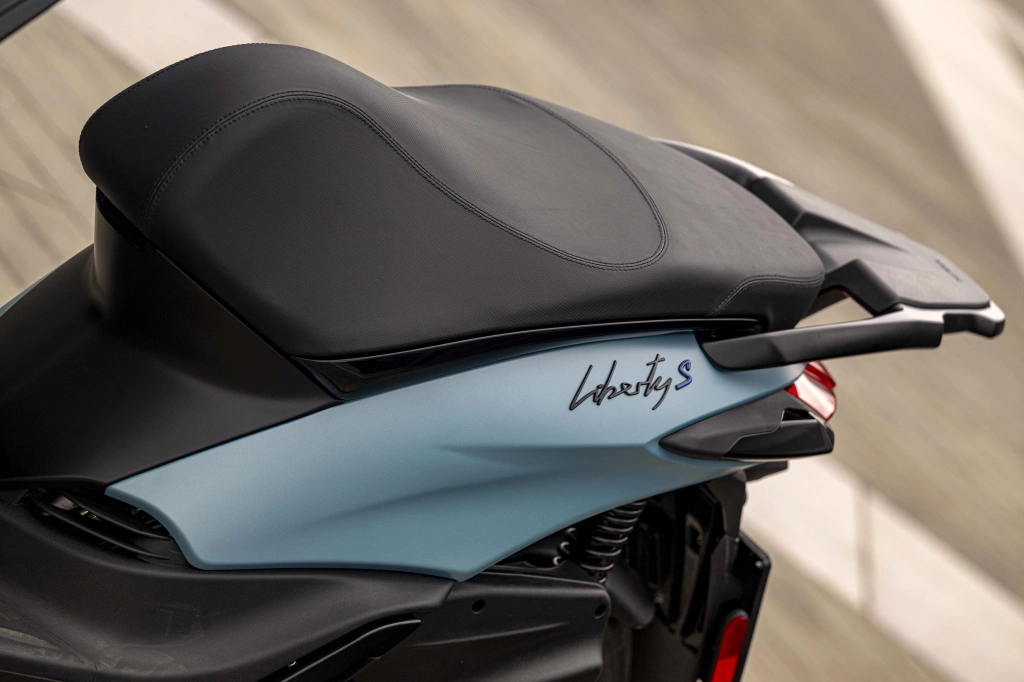 Piaggio Liberty S 125 MY2025 Blau Ardesia matt hinten links Detail Lifestyle